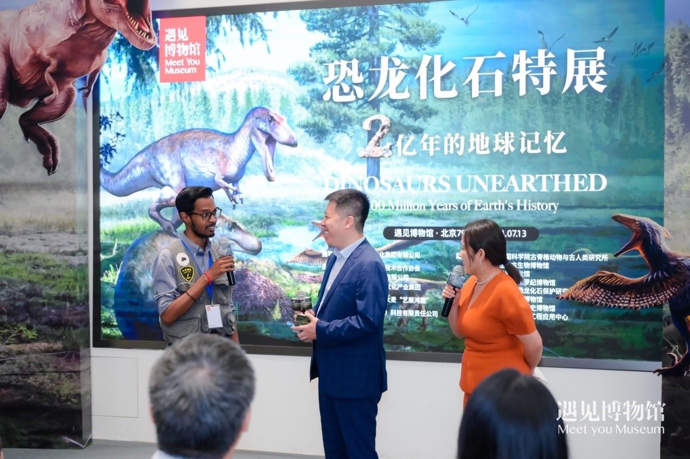8. 中國科學院古脊椎動物與人類研究所特別研究助理保羅·拉米向游客介紹“2億年的地球記憶——恐龍化石特展”。遇見博物館供圖