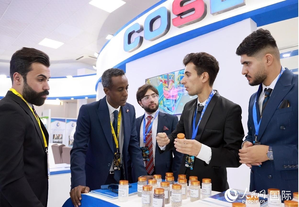 圖為中海油服工作人員在介紹產(chǎn)品。人民網(wǎng)記者 管克江攝