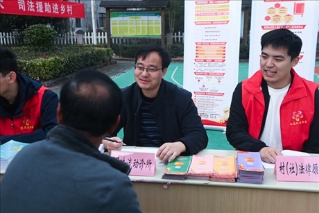 2022年11月9日，在杭州市臨安區(qū)太陽鎮(zhèn)上太陽村，臨安區(qū)太陽司法所所長(zhǎng)方凱（右二）現(xiàn)場(chǎng)解答法律問題。 新華社記者 徐昱 攝