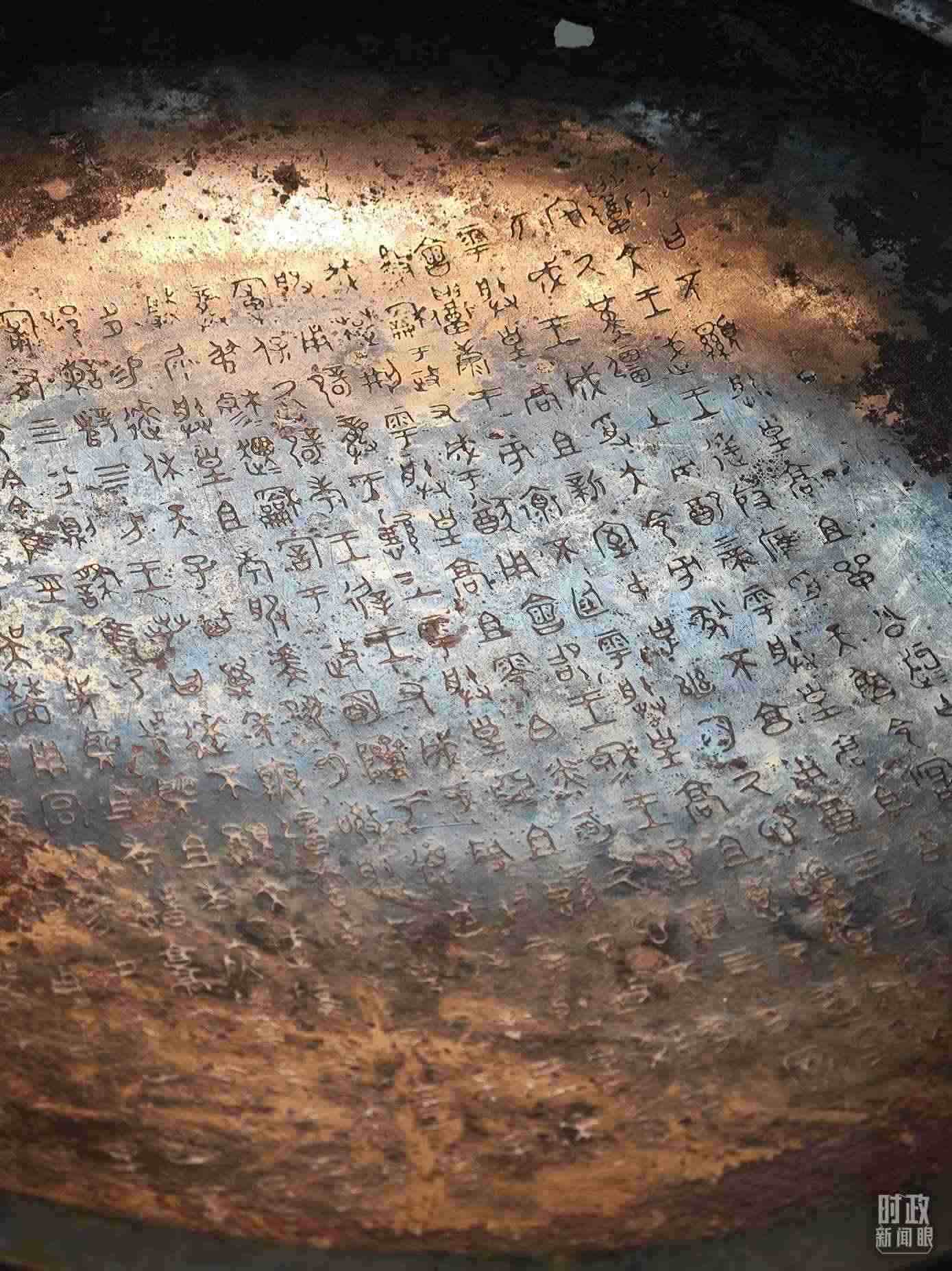 △ 寶雞青銅器博物院內(nèi)展陳——逨盤。（總臺央視記者丁欣、彭漢明拍攝）