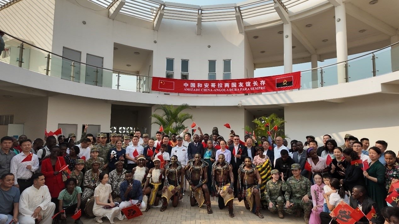 文化聯(lián)誼活動合影。內(nèi)圖大學(xué)孔子學(xué)院供圖