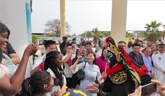 川劇變臉《蜀風(fēng)妙韻》。內(nèi)圖大學(xué)孔子學(xué)院供圖