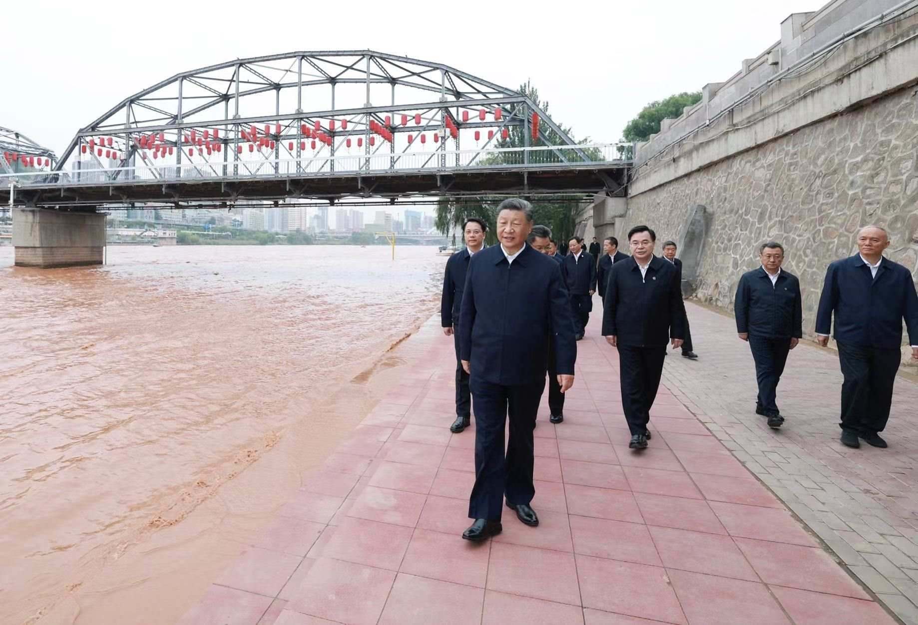 △9月11日下午，甘肅蘭州市黃河蘭州中山橋段，習近平總書記了解當?shù)赝苿狱S河流域生態(tài)保護等情況。