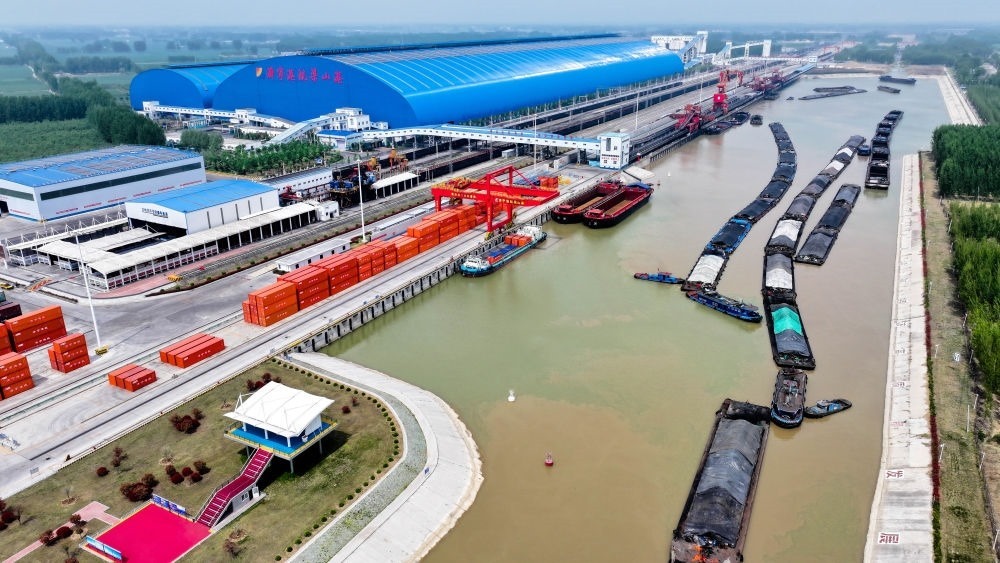 2024年4月24日，船舶行駛在山東濟(jì)寧港航梁山港航道上（無人機(jī)照片）。近年來，山東省加快構(gòu)建沿黃陸海大通道，有效促進(jìn)黃河流域各省區(qū)物流降本增效，實(shí)現(xiàn)更高水平對(duì)外開放。
