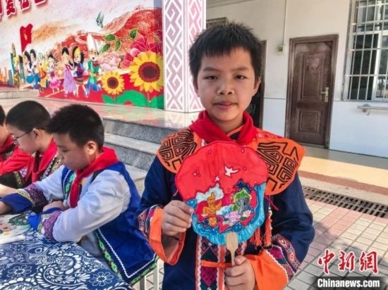 翠竹小學學生展示自己繪制的團扇作品。蔣豐慧 攝