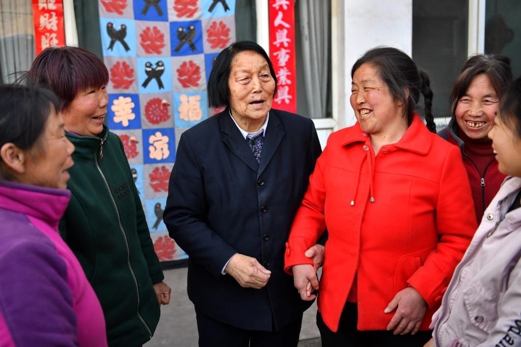 2019年3月23日，申紀(jì)蘭（左三）在山西省平順縣西溝村與村民分享全國(guó)兩會(huì)精神。新華社記者 曹陽(yáng) 攝