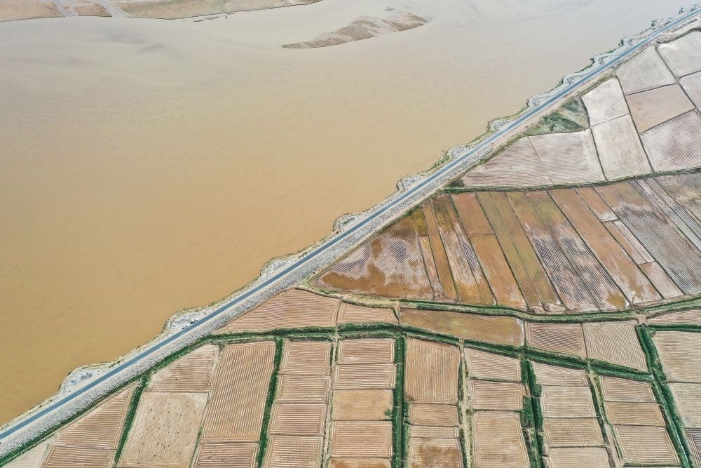 2024年5月26日在內(nèi)蒙古巴彥淖爾市臨河區(qū)拍攝的黃河（無人機(jī)照片）。巴彥淖爾市位于黃河“幾字彎”北端，擁有富饒的河套灌區(qū)，引黃灌溉面積達(dá)1000多萬畝。近年來，在引黃灌溉工程支撐下，河套灌區(qū)年均糧食總產(chǎn)量達(dá)60億斤以上。