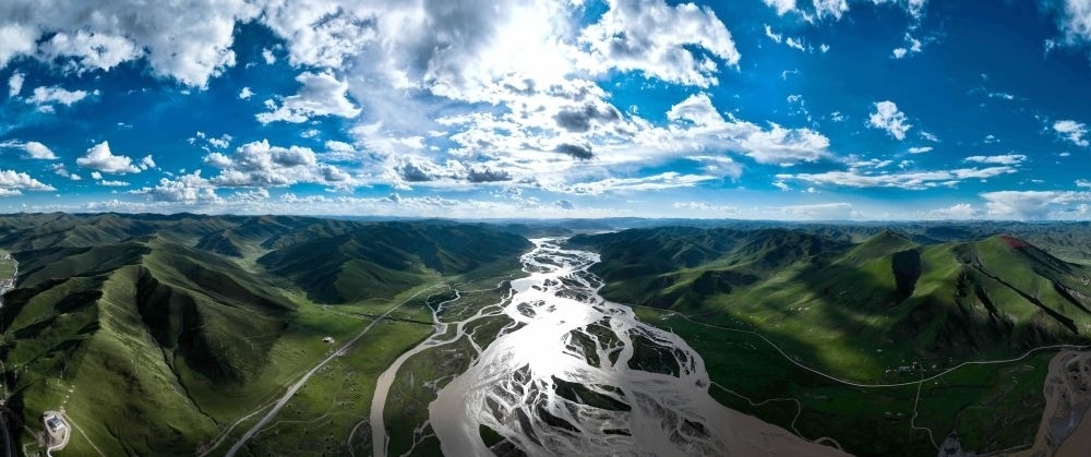 2024年7月31日在青海省果洛藏族自治州達(dá)日縣境內(nèi)拍攝的黃河（無人機(jī)全景照片）。