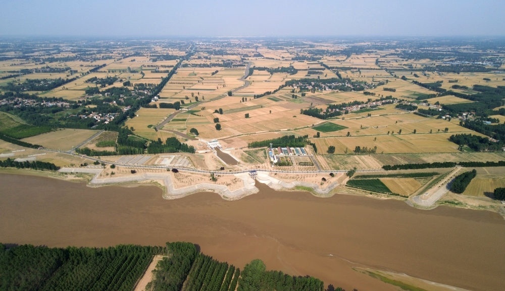 2024年6月19日，位于黃河高青段的馬扎子引黃閘開閘引水（無人機(jī)照片）。5月1日至6月18日，山東省累計(jì)啟用引黃閘63座，引黃河水量10.06億立方米，保障農(nóng)業(yè)灌溉需求。