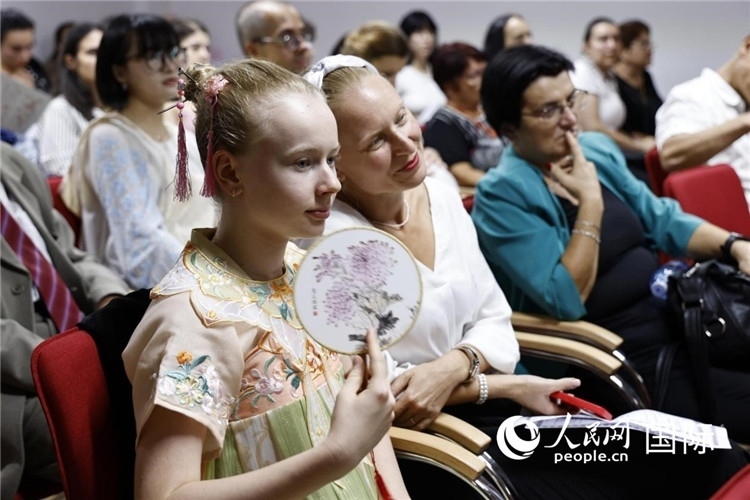 現(xiàn)在嘉賓觀看表演。傅永山攝