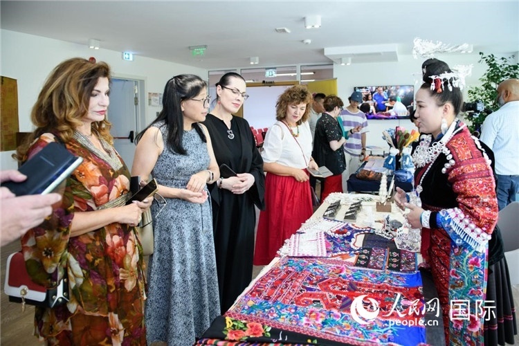 苗族銀器展示。傅永山攝