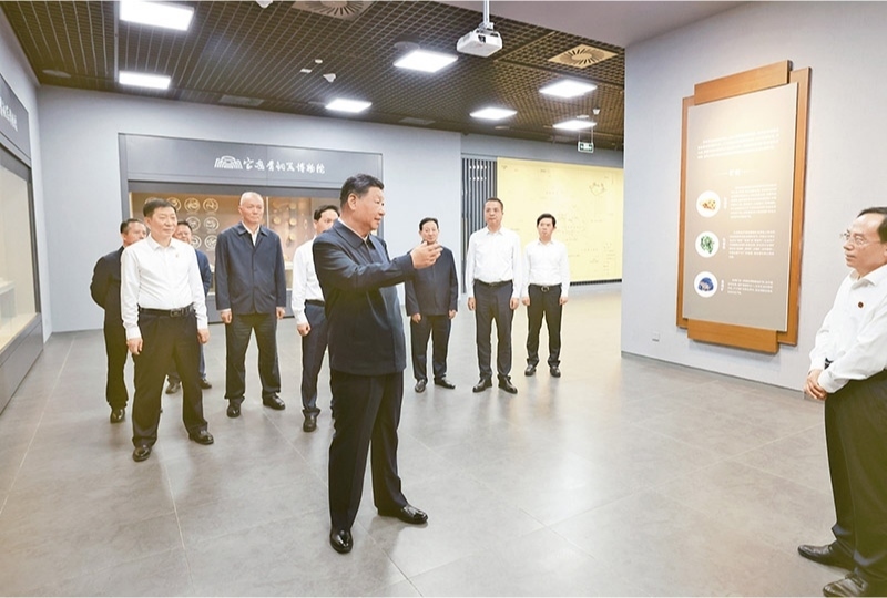 2024年9月10日，中共中央總書(shū)記、國(guó)家主席、中央軍委主席習(xí)近平在前往甘肅考察途中，來(lái)到陜西省寶雞市參觀寶雞青銅器博物院。 新華社記者 王曄/攝