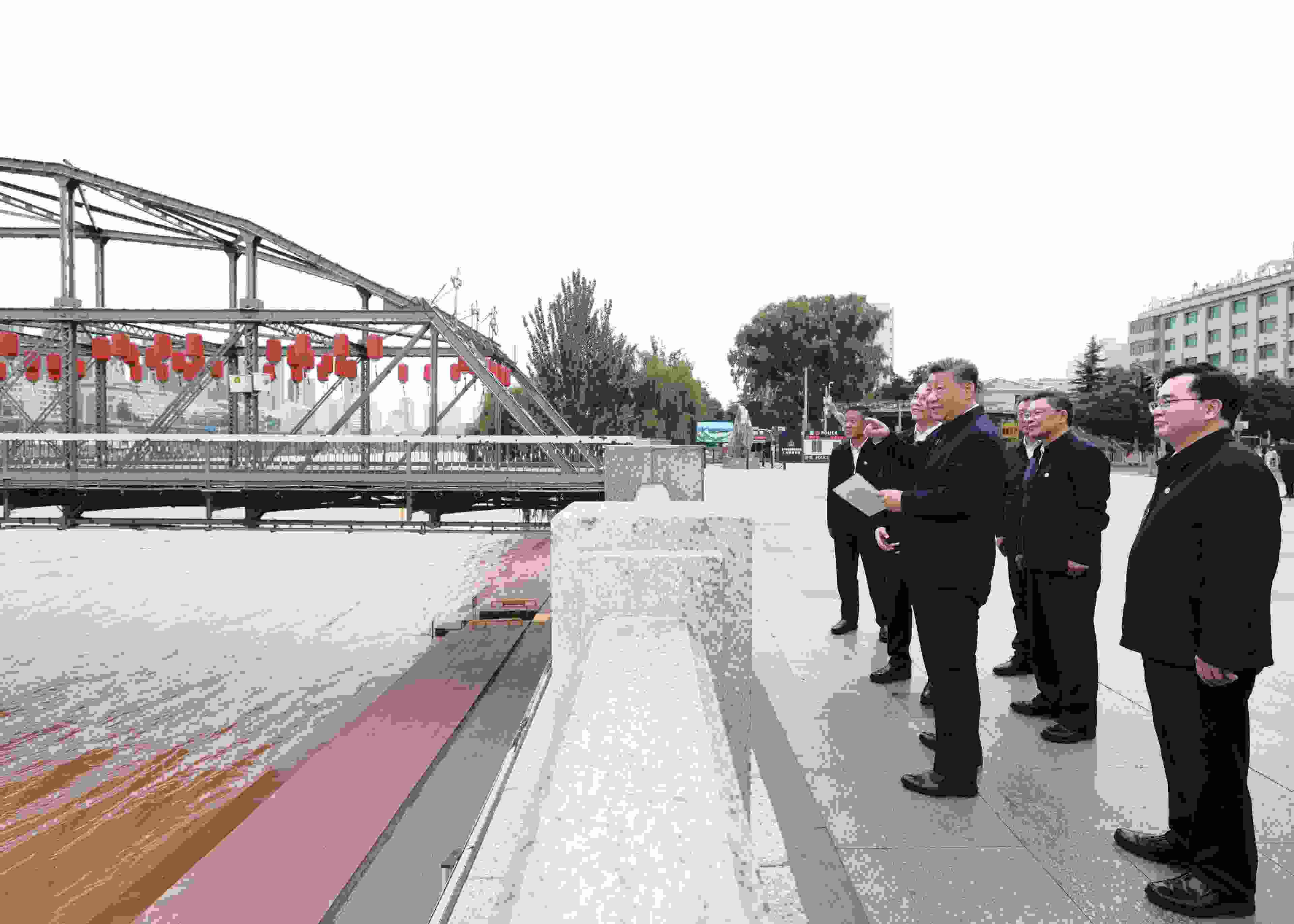 △ 2024年9月11日，習(xí)近平總書記來到甘肅省蘭州市黃河蘭州中山橋段，了解當(dāng)?shù)赝苿?dòng)黃河流域生態(tài)保護(hù)情況。