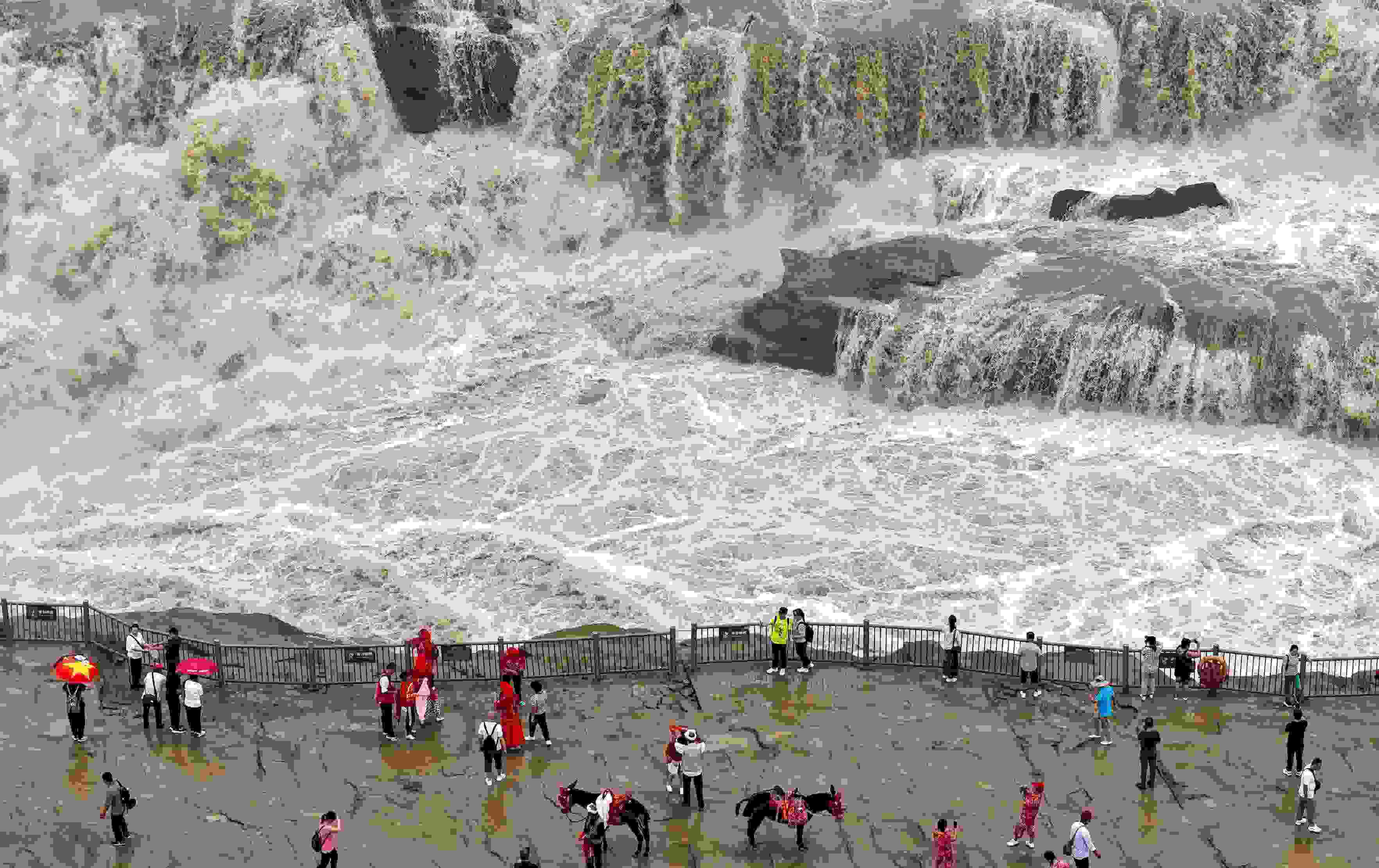 △9月9日，游客在黃河壺口瀑布景區(qū)游覽。