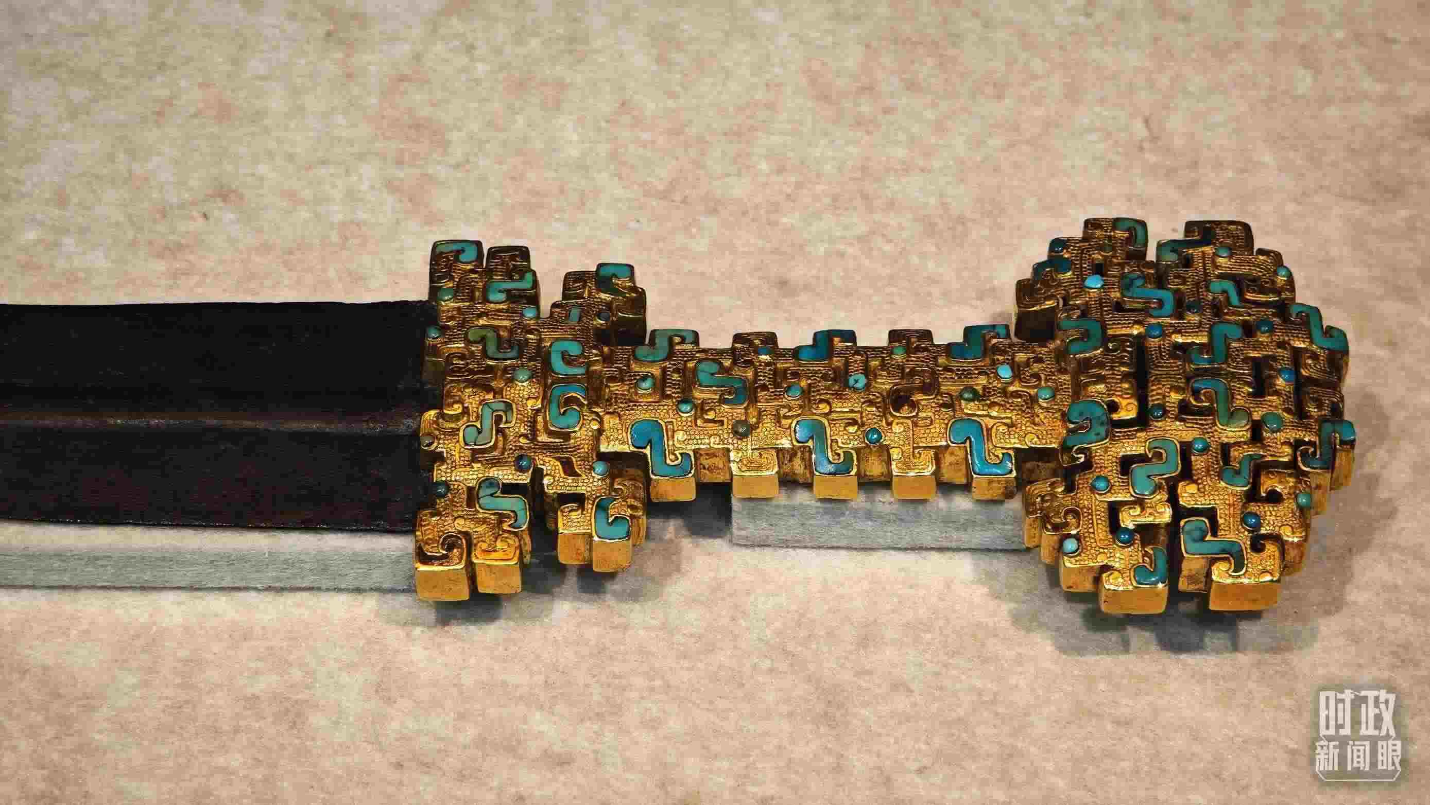 △這是1992年寶雞市益門二號(hào)墓出土的金柄鐵劍，劍柄嵌有綠松石。（總臺(tái)央視記者彭漢明拍攝）