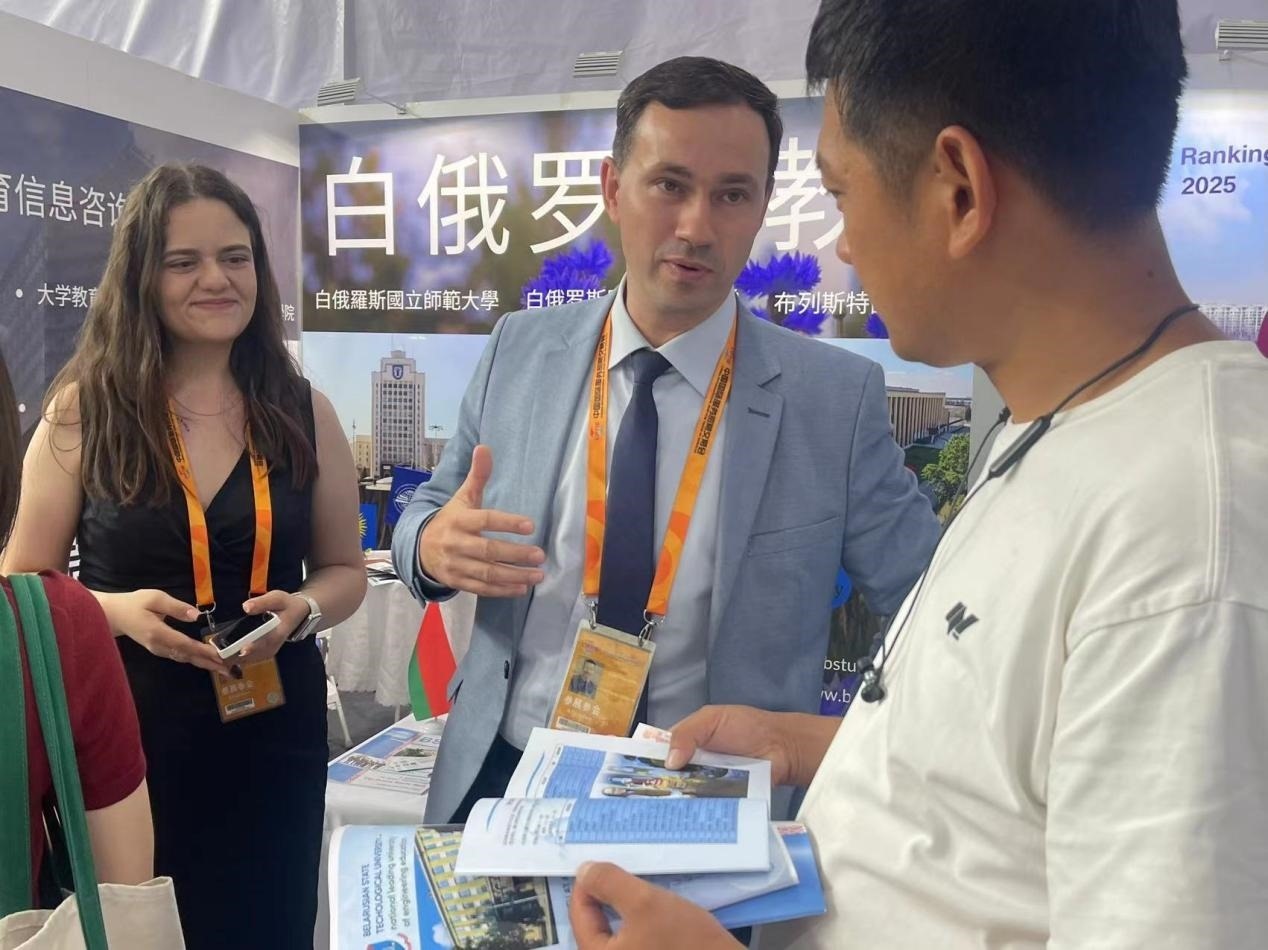 觀眾在展臺咨詢。人民網(wǎng)記者 何旭攝