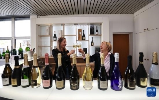 9月13日，在法國蘭斯附近的希尼萊羅斯，人們?cè)诩氧畞喛偛肯碛孟銠壘?。新華社記者 高靜 攝