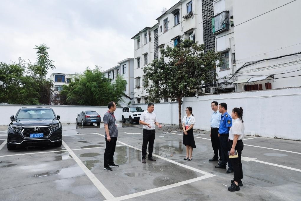 2024年9月11日，在浙江省湖州市，湖州吳興區(qū)人大代表、人大飛英街道工委代表及塔下街社區(qū)代表前往已改建的一處停車場進行實地調(diào)研，監(jiān)督該改建項目的完成情況。新華社記者 徐昱 攝