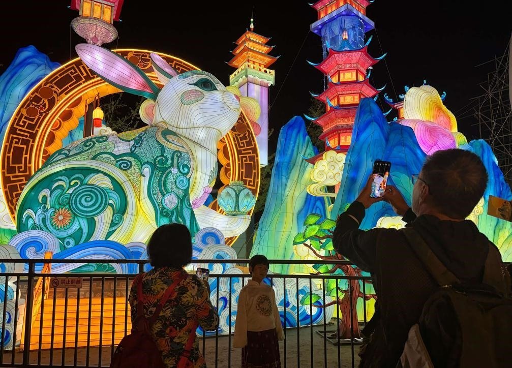 市民游客在2024年北京中秋國慶彩燈游園會欣賞彩燈。新華社記者楊淑君 攝