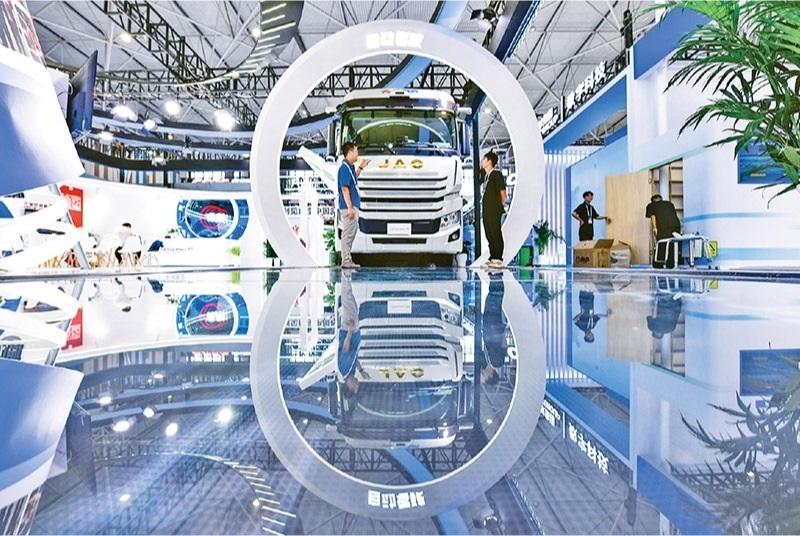 黨的二十屆三中全會(huì)提出，加快構(gòu)建促進(jìn)數(shù)字經(jīng)濟(jì)發(fā)展體制機(jī)制，完善促進(jìn)數(shù)字產(chǎn)業(yè)化和產(chǎn)業(yè)數(shù)字化政策體系。2024年8月28日至30日，2024中國(guó)國(guó)際大數(shù)據(jù)產(chǎn)業(yè)博覽會(huì)在貴州貴陽(yáng)舉辦。圖為工作人員在介紹無(wú)人駕駛重型卡車。 新華社記者 楊文斌/攝