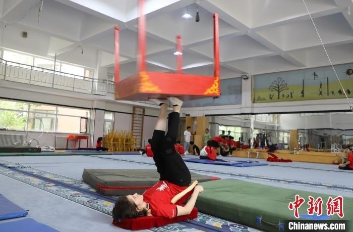 9月13日，美國雜技學(xué)員杰克正在中國“雜技之鄉(xiāng)”吳橋練習(xí)“蹬技”。 馬天龍 攝