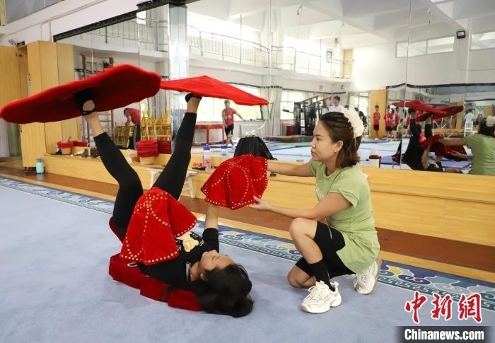 9月13日，來自老撾的紅姆(右)指導(dǎo)學(xué)員雜技動作。 馬天龍 攝