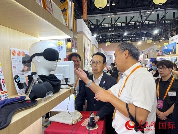 日本駐華大使金杉憲治（左二）參觀2024年服貿(mào)會日本館。人民網(wǎng)記者 盛楚宜攝