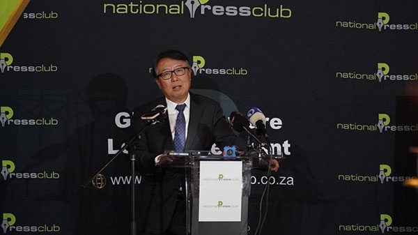 駐南非大使吳鵬出席中國駐南非使館同南國家新聞俱樂部聯(lián)合舉辦的中非合作論壇峰會成果宣介會并發(fā)表主旨講話。人民網 劉暢攝