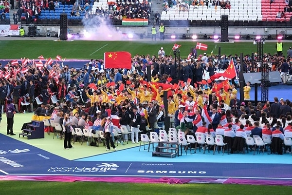 中國選手參加閉幕式。人民網(wǎng)記者 于超凡攝