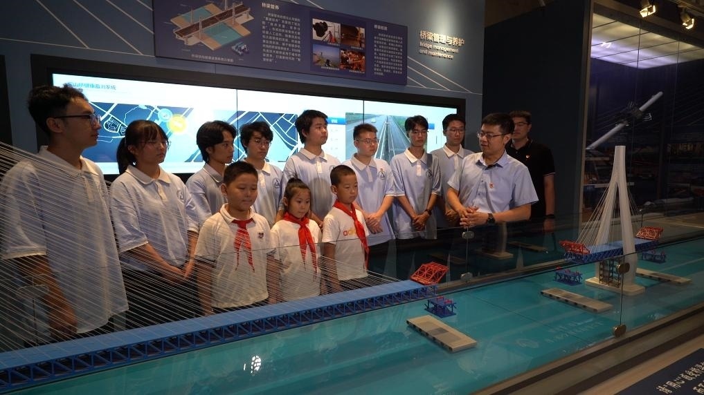 哈爾濱工業(yè)大學(xué)交通學(xué)院教師李順龍在中國橋梁博物館進(jìn)行課程思政與橋梁科普。新華社發(fā)（張潤 攝）