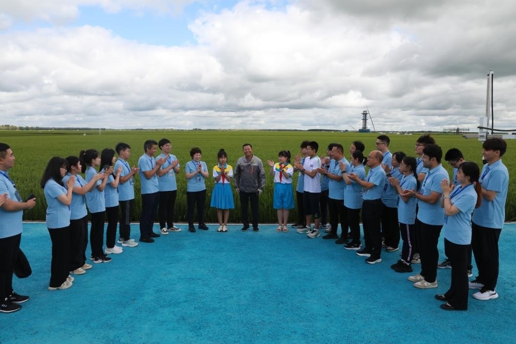 哈爾濱工業(yè)大學(xué)邀請農(nóng)業(yè)專家周德華為學(xué)生講授水稻種植的故事。新華社發(fā)