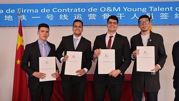 當(dāng)?shù)貢r間9月13日，40名哥倫比亞青年與中企承建運營的波哥大地鐵一號線項目簽約，不久將前往中國進行為期15個月的專業(yè)地鐵知識培訓(xùn)。圖為部分學(xué)員在簽約儀式上展示所簽的協(xié)議。 波哥大地鐵一號線項目供圖