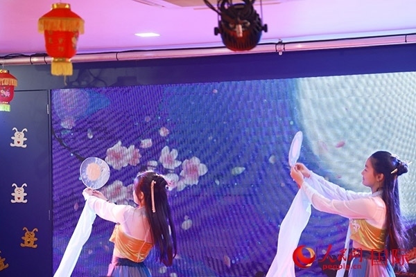 巴西華僑華人表演舞蹈《千里共嬋娟》。人民網(wǎng)記者 陳海琪攝