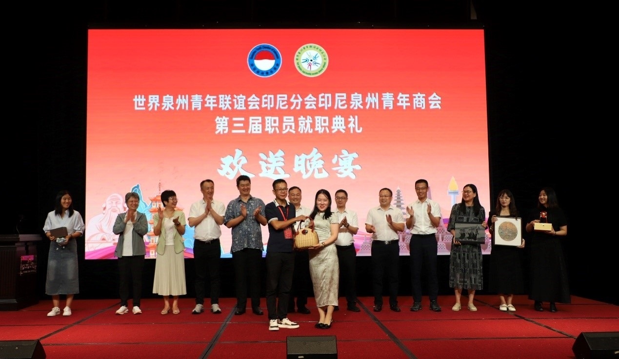 工藝大師們向阿拉扎大學(xué)孔子學(xué)院捐贈手工藝術(shù)品。阿拉扎大學(xué)孔子學(xué)院供圖