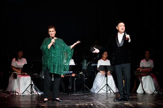 中羅歌唱家合唱《摩爾多瓦的玫瑰》。傅永山 攝