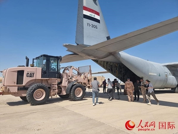 圖為伊拉克正在裝運(yùn)救援物資。人民網(wǎng) 伊納斯攝