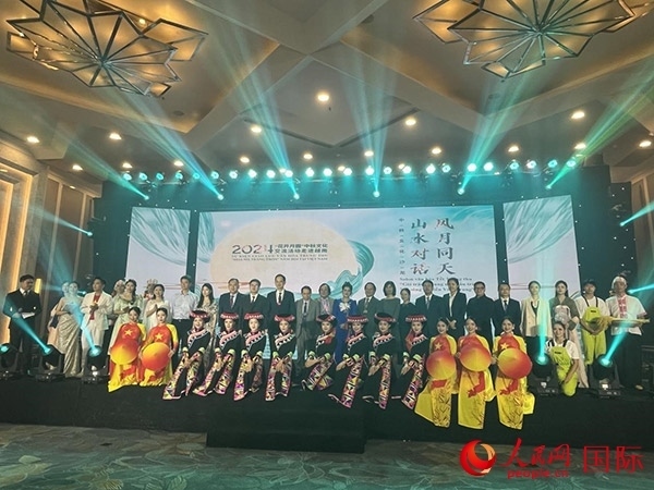 兩國嘉賓與中越藝術(shù)家現(xiàn)場合影。人民網(wǎng)記者 楊曄攝