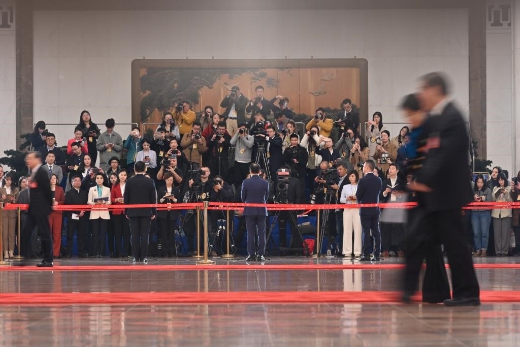 2024年3月10日，全國政協(xié)十四屆二次會議第三場“委員通道”集體采訪活動在北京人民大會堂舉行。新華社記者 宋為偉 攝