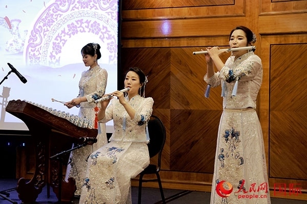 來自景德鎮(zhèn)的陶瓷音樂會在中秋佳節(jié)給英國倫敦的觀眾帶來了別樣的文化體驗。人民網(wǎng)記者 邢雪攝