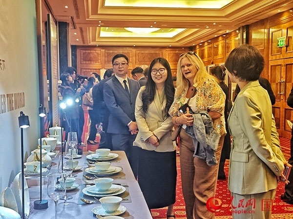 英國觀眾參觀“景德鎮(zhèn)制”區(qū)域品牌新品。人民網(wǎng)記者 邢雪攝