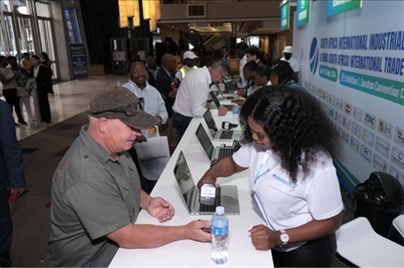 客商現(xiàn)場(chǎng)注冊(cè)參觀展會(huì)。主辦方供圖