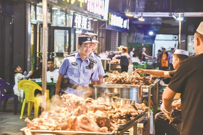 8月9日，甘肅省華亭市公安局組織民警輔警在夜市開展巡邏檢查。張亞強攝