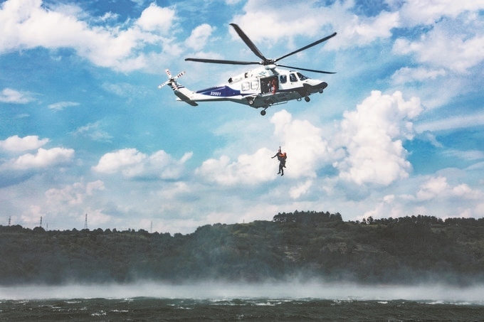 ▼7月17日，浙江省新昌縣公安局聯(lián)合浙江省公安廳警務航空隊在長詔水庫水域及周邊開展救援演練。王樟林攝