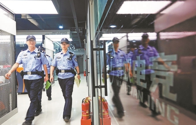 ▲7月6日，山西省新絳縣公安局龍興派出所組織警力對網(wǎng)吧等場所進行集中治安檢查。高新生攝