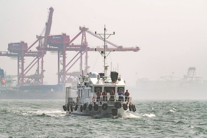 ?7月5日，秦皇島出入境邊防檢查站聯(lián)合秦皇島市公安局水陸巡特警支隊開展海上聯(lián)合巡航。陳凈萱攝