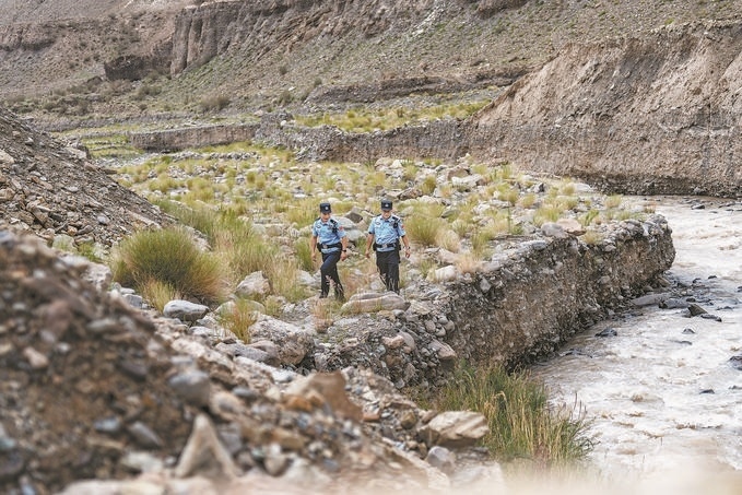 7月19日，新疆邊檢總站克州邊境管理支隊康蘇邊境檢查站民警輔警來到轄區(qū)烏恰縣康蘇水庫開展巡邏。明懿攝