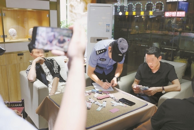 9月7日，云南省昆明市公安機關(guān)對棋牌室開展檢查。