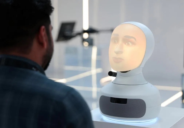 2024年9月12日，在沙特阿拉伯首都利雅得舉行的第三屆全球人工智能峰會上，一名參會者與“對話機器人”交流。新華社記者 王東震 攝