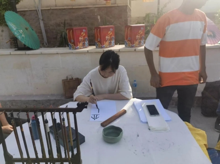 開羅文化中心漢語教師表演中國書法。開羅中國文化中心供圖