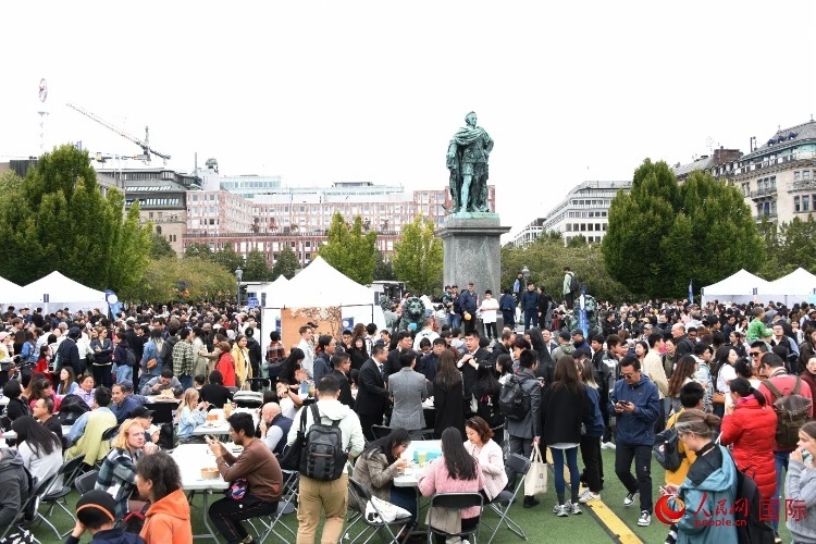 “天涯共此時(shí)——中秋游園會”在斯德哥爾摩國王花園舉辦。人民網(wǎng)記者 殷淼攝